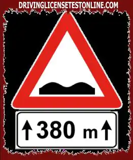 Señales de tráfico: | El cartel que se muestra indica la distancia entre el cartel y el inicio de la carretera en mal estado