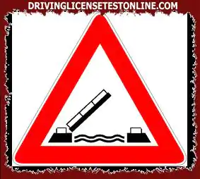 Пътни знаци: | Показаният знак изисква да спрете, преди да преминете моста