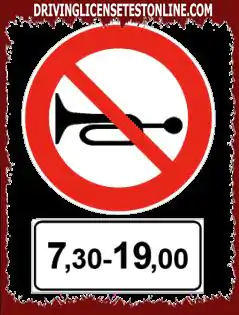 Signalisation routière : | Le panneau indiqué indique que le klaxon peut être utilisé de 7h30 à 19h00