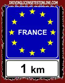 Το σύμβολο που εμφανίζεται | προειδοποιεί την απόσταση από τα σύνορα με ένα κράτος που είναι μέρος της Ευρωπαϊκής Ένωσης