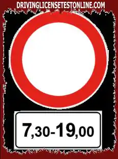 Senyals de trànsit: | El cartell que es mostra prohibeix el trànsit de 7 . 30 a 19 . 00