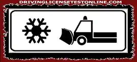 Le panneau supplémentaire illustré | indique la présence de chasse-neige au travail sur la route