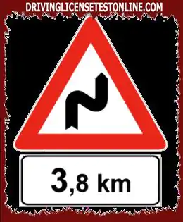 Vägmärken : | Skylten med panelen på bilden varar en 3,8 km lång vägsträcka med en serie farliga kurvor
