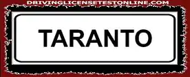 Esitetty merkki | osoittaa suunnan, jota on noudatettava päästäksesi Tarantoon
