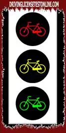 Svetelné signály : | Semafor na obrázku označuje jazdný pruh vyhradený pre bicykle a mopedy