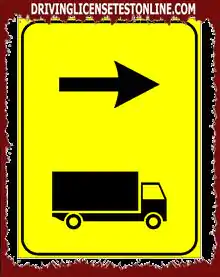 Skylten som visas | anger den rekommenderade riktningen för lastbilar med en totalvikt...