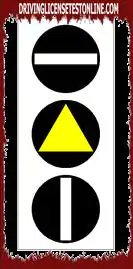 A képen látható jelzőlámpa | sárga sárga háromszöggel figyelmeztet a folyamatban...