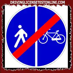 Prikazani znak | je postavljen na koncu kolesarske steze poleg poti, rezervirane za pešce