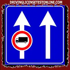 표시된 표지판 | 모든 트럭이 왼쪽 차선에서 운전하는 것을 금지합니다.