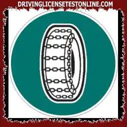 Le panneau indiqué | interdit la circulation des véhicules équipés de pneumatiques à chaînes