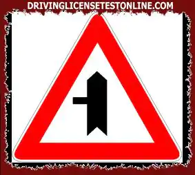 Показаният знак | предвещава кръстовище, където имате предимство на превозни средства, идващи отляво