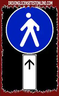 Οδικές πινακίδες: | Η πινακίδα που εμφανίζεται επισημαίνει το σημείο εκκίνησης του πεζόδρομου