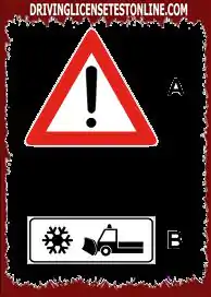 Le panneau illustré | sur la figure A-, intégré au panneau B-, signale la présence éventuelle de chasse-neige au travail sur la route