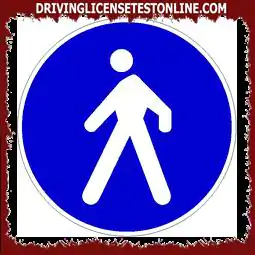 표시된 표지판 | 차량 운전자는 보행자에게 양보해야 함
