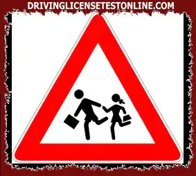 I närvaro av det visade skylten är det nödvändigt att vara uppmärksam på barn på vägen och inte till de på trottoaren