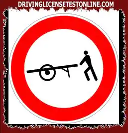 El letrero mostrado | prohíbe el tránsito de carros de mano