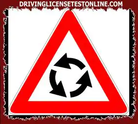 표시된 기호 | 원형 교차로 순환이 있는 2개 이상의 규제된 교외 도로의 교차로를 예고합니다.