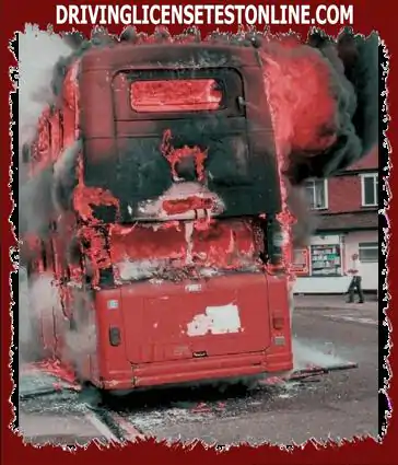 Čo by ste mali robiť, ak na hornom podlaží vášho autobusu horí ?