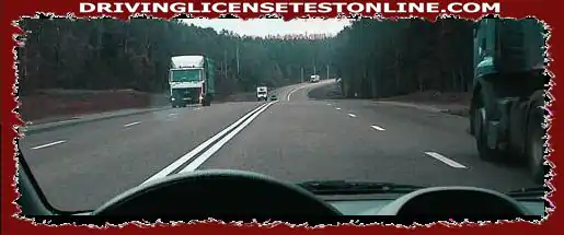 트럭이 앞에 오면 왼쪽 차선으로 계속 운전할 수 있습니까 ?