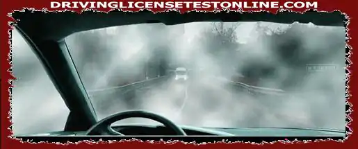 Kur ngasni makinën në kushte të mjegullta, distanca nga objektet shfaqet si :