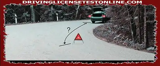على أي مسافة من السيارة يجب أن تظهر لافتة توقف طارئة في هذه الحالة ?