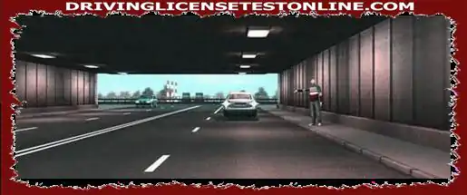 Czy kierowca samochodu może jechać tyłem do pasażera stojącego na chodniku w tunelu ?