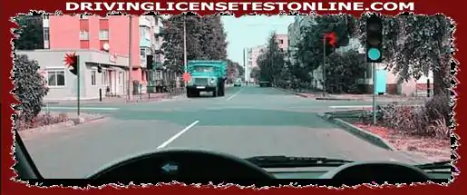 Tiene la intención de girar a la izquierda . Si cede el paso a un camión ?