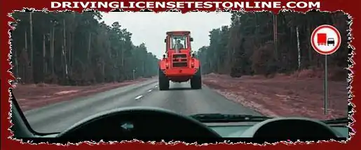 Vai jūs varat apsteigt traktoru, braucot ar kravas automašīnu, kuras maksimālais...