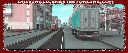 Da li se vozač kamiona smije zaustaviti u neposrednoj blizini tramvajske pruge ?