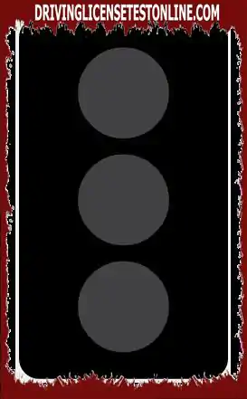 你來到一個有紅綠燈的十字路口，但它們都不工作.怎麼辦?