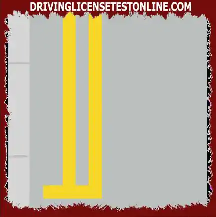 黄色の二重線でマークされた舗装で、待機、ロード、アンロード、または�...