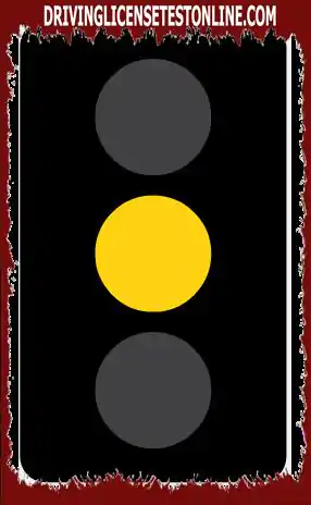 Arrivi ad un semaforo color ambra. Cosa devi fare?