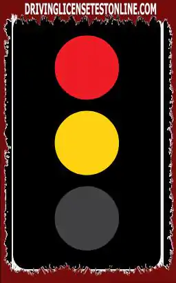 Bạn đã dừng ở đèn đỏ . Đèn giao thông chuyển sang màu đỏ và màu hổ phách . Bạn nên làm gì ?