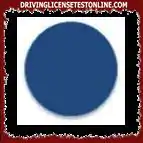 Η έννοια των οδικών πινακίδων σε μπλε κύκλο είναι