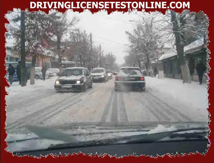 ¿Cuál debería ser la distancia de seguridad , al conducir por carreteras cubiertas de nieve ??
