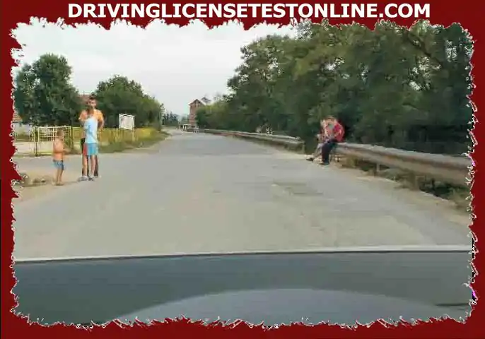 Los niños están cerca de la carretera , cómo actuar en esta situación ?