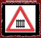 这个交通标志警告的是什么，它属于哪一组标志?