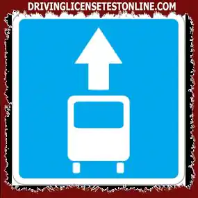 Je dovolené zastaviť v jazdnom pruhu označenom touto značkou, aby boli cestujúci :
