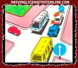 ¿Se le permite al conductor del autobús amarillo entrar en la intersección ?