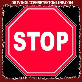 ما الذي يجب على السائق فعله عند تثبيت هذه الإشارة أمام التقاطع ?