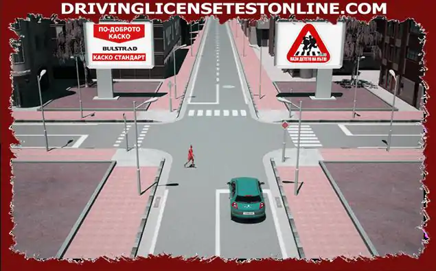 Cuando el conductor de un vehículo no ferroviario está obligado a adelantar a los peatones que pasan por la vía peatonal.