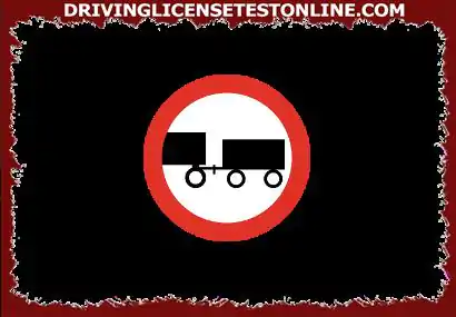 This road sign prohibits the entry of towing vehicles
