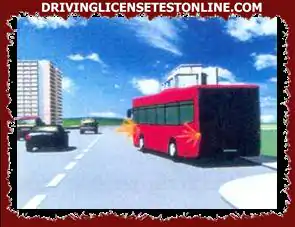 Bạn   sẽ hành động như thế nào trong tình huống giao thông như trong hình nếu người điều khiển xe buýt   từ trạm dừng xe buýt . đến bến xe buýt