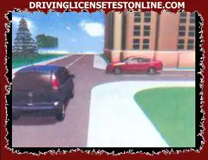  如果你駕駛一輛藍色汽車，你會如何在像圖中那樣的交通情況下採取行動?