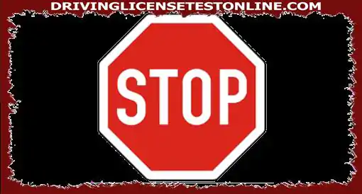 Ak je táto dopravná značka umiestnená na ceste v blízkosti križovatky a nie je doplnená vodorovným priečnym krížom a značkou „STOP“ :