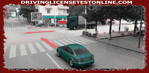 Qué conductor de vehículo estará obligado a abandonar la carretera en caso de movimiento en la dirección de la flecha ?
