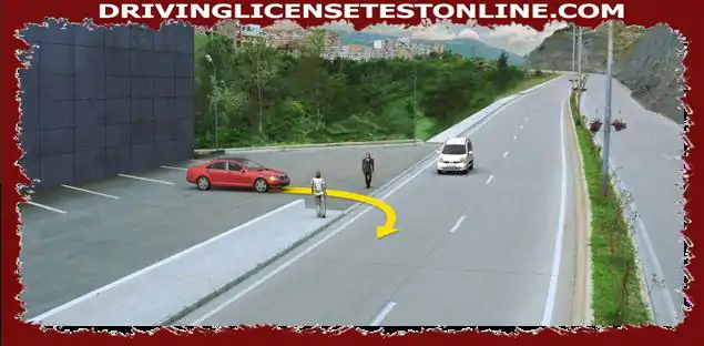 هل يلتزم سائق السيارة الحمراء بإعطاء الأولوية للمشاة عند مغادرة المنطقة المحيطة على الطريق ?