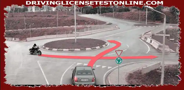 화살표 방향으로 이동하는 경우 도로를 포기해야 하는 차량 운전자는 ?