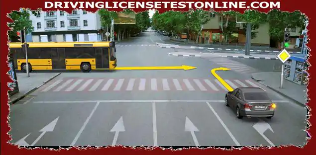 Kas autojuht on kohustatud teed andma bussijuhile ,, kes lõpetab tee ületamise ?