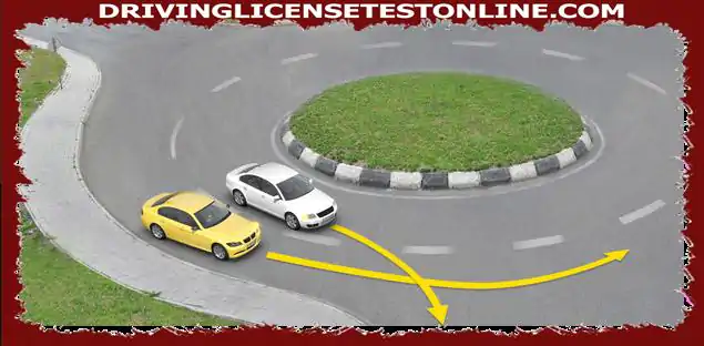 Qué conductor de vehículo estará obligado a abandonar la carretera en caso de movimiento en la dirección de la flecha ?